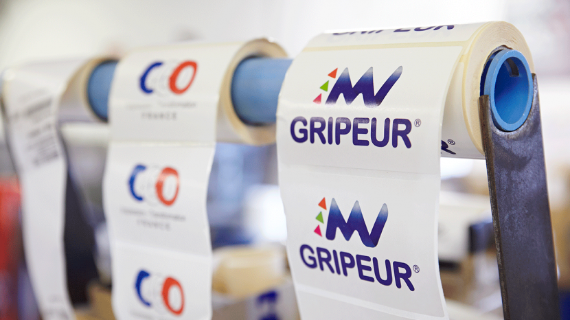photo de rouleaux adhésifs étiquettes avec le logo de la marque Gripeur et les rouleaux couleurs bleu blanc rouge made in france