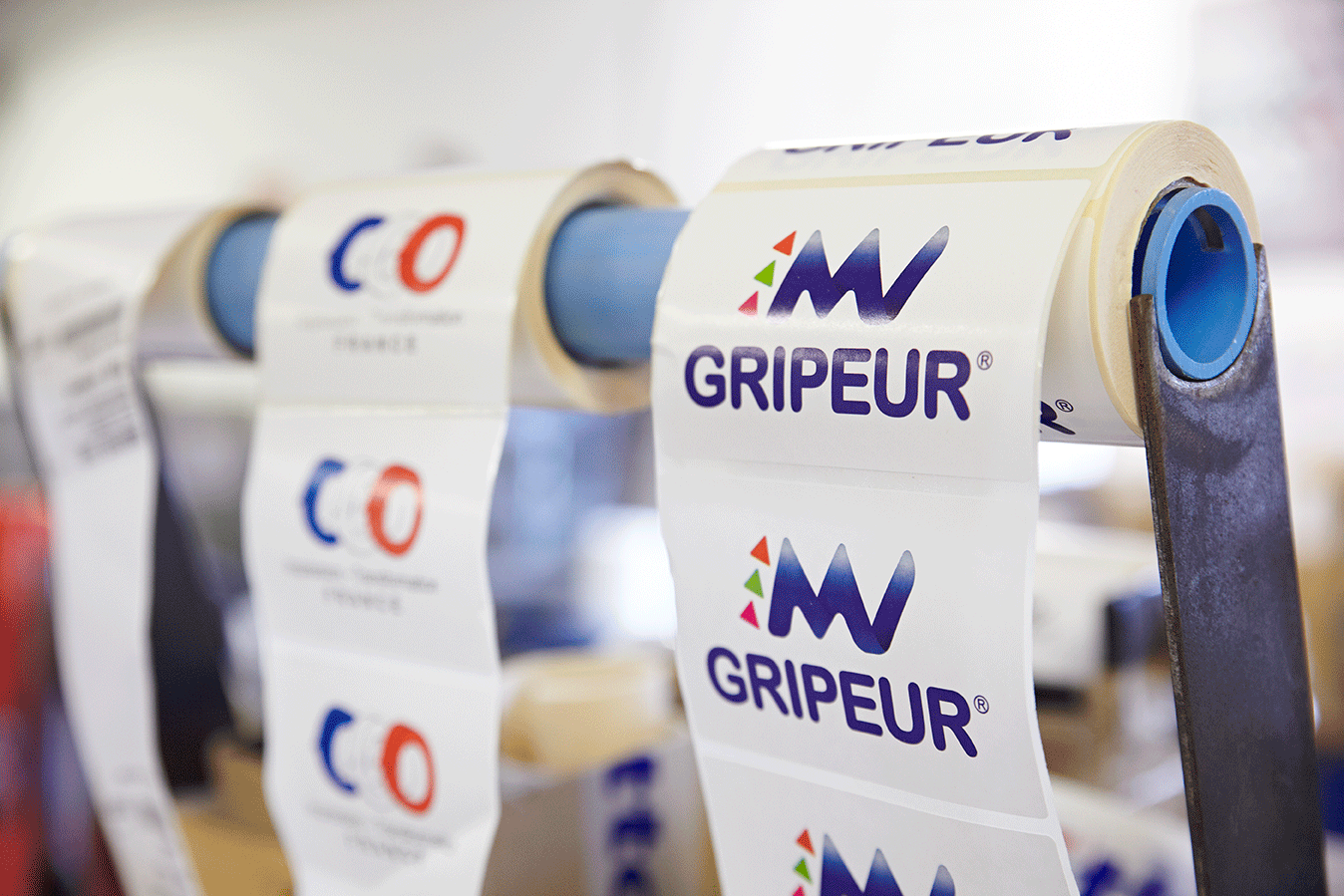 photo de rouleaux adhésifs étiquettes avec le logo de la marque Gripeur et les rouleaux couleurs bleu blanc rouge made in france