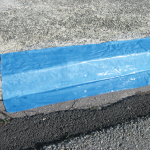 Exemple d'application du baticache bleu pour protéger les surfaces rugueuses lors de travaux