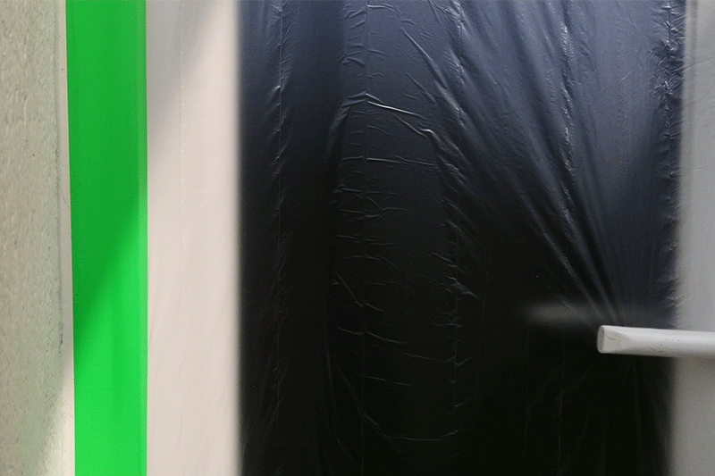 application avec adhésif batimask vert pour fixer bâche de protection de surface en extérieur lima adhésifs