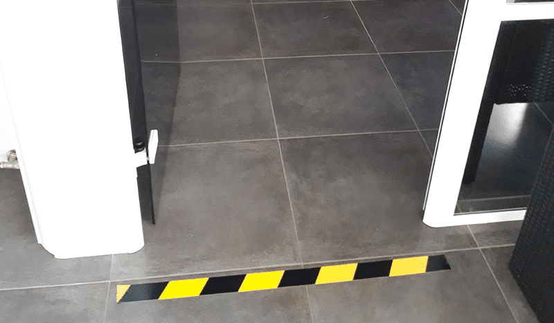 utilisation d'un adhésif PVC marquage au sol pour délimiter une zone pour protéger les salariés du covid-19