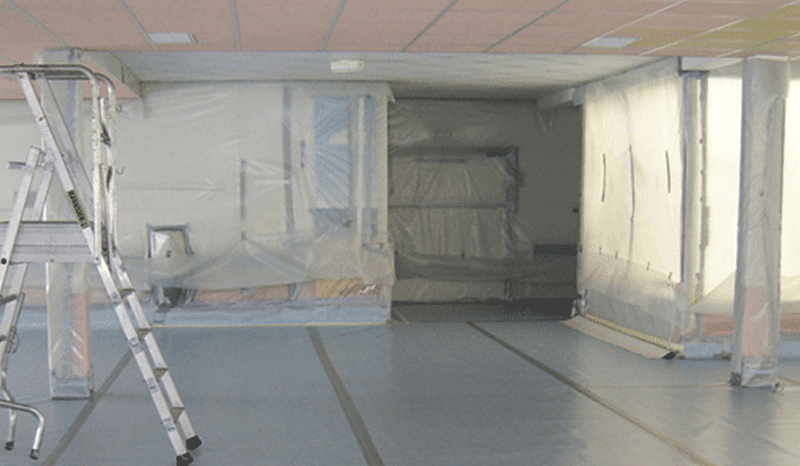 utilisation d'un adhésif double face pour la fixation de bâche de protection pour créer un espace confiné pour protéger les usagers du covid-19