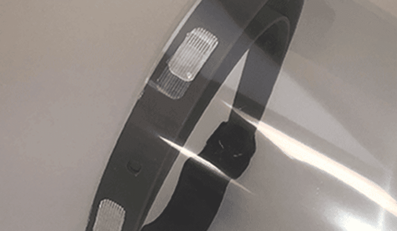 utilisation d'un adhésif double face pour la fixation d'un plexiglas sur un plastique pour protéger les salariés du covid-19